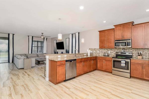 Champions Gate Renatal Large Kitchen